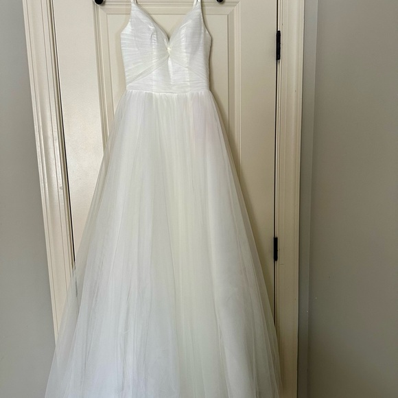 Elegant Ivory Spaghetti-Strap Tulle Wedding Gown - Picture 9 of 16